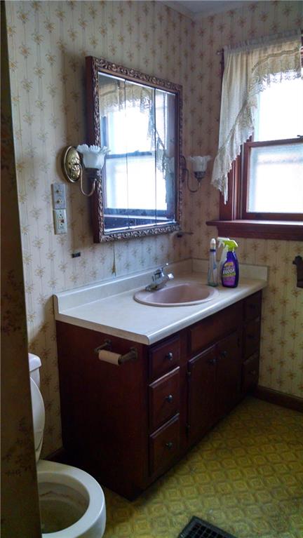 620 Maple Street Coraopolis, PA 15108 - Photo 14 of 20 Second floor full bath