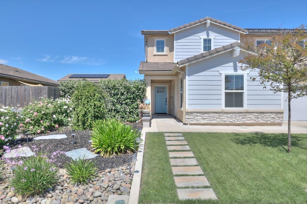 2129 Redding Way Atwater, CA 95301 - Photo 6 of 75 a front view of a house with a yard