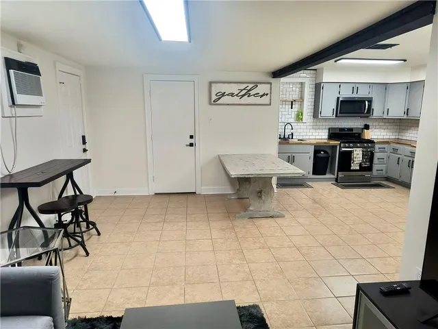 $2,500 | 1800 Stafford Street, Unit A, Gretna, LA 70053