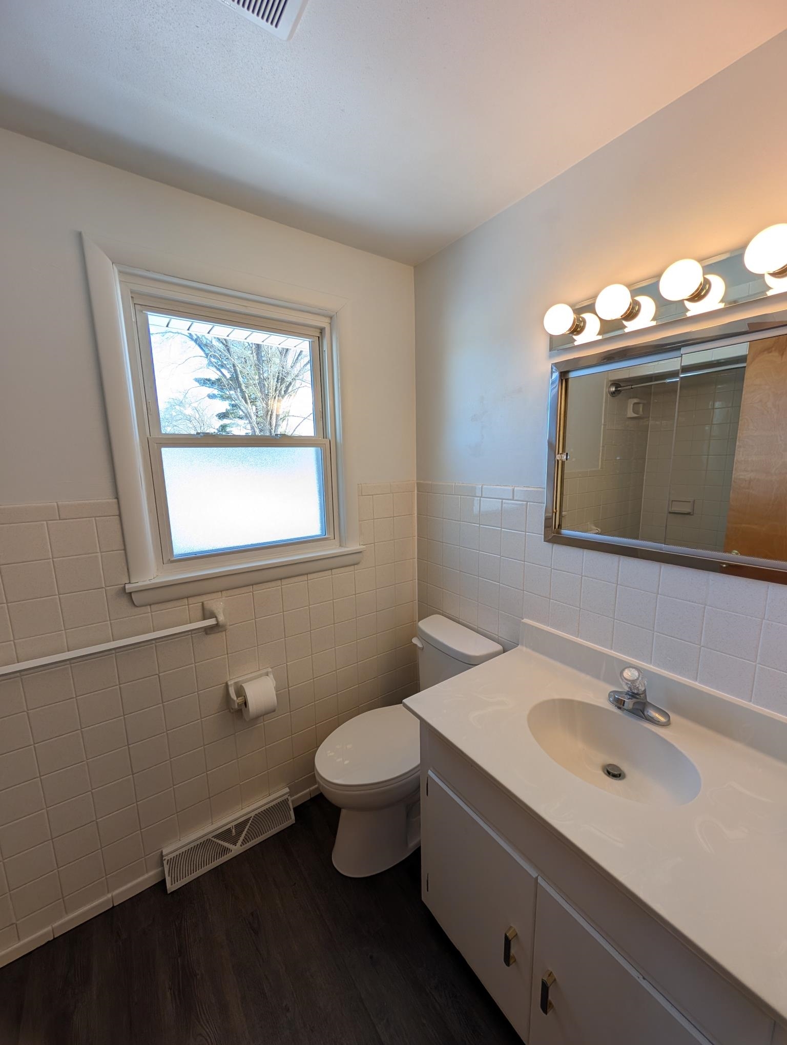 2032 West Laurel Street Freeport, IL 61032 - Photo 14 of 20 a bathroom with a toilet sink and mirror