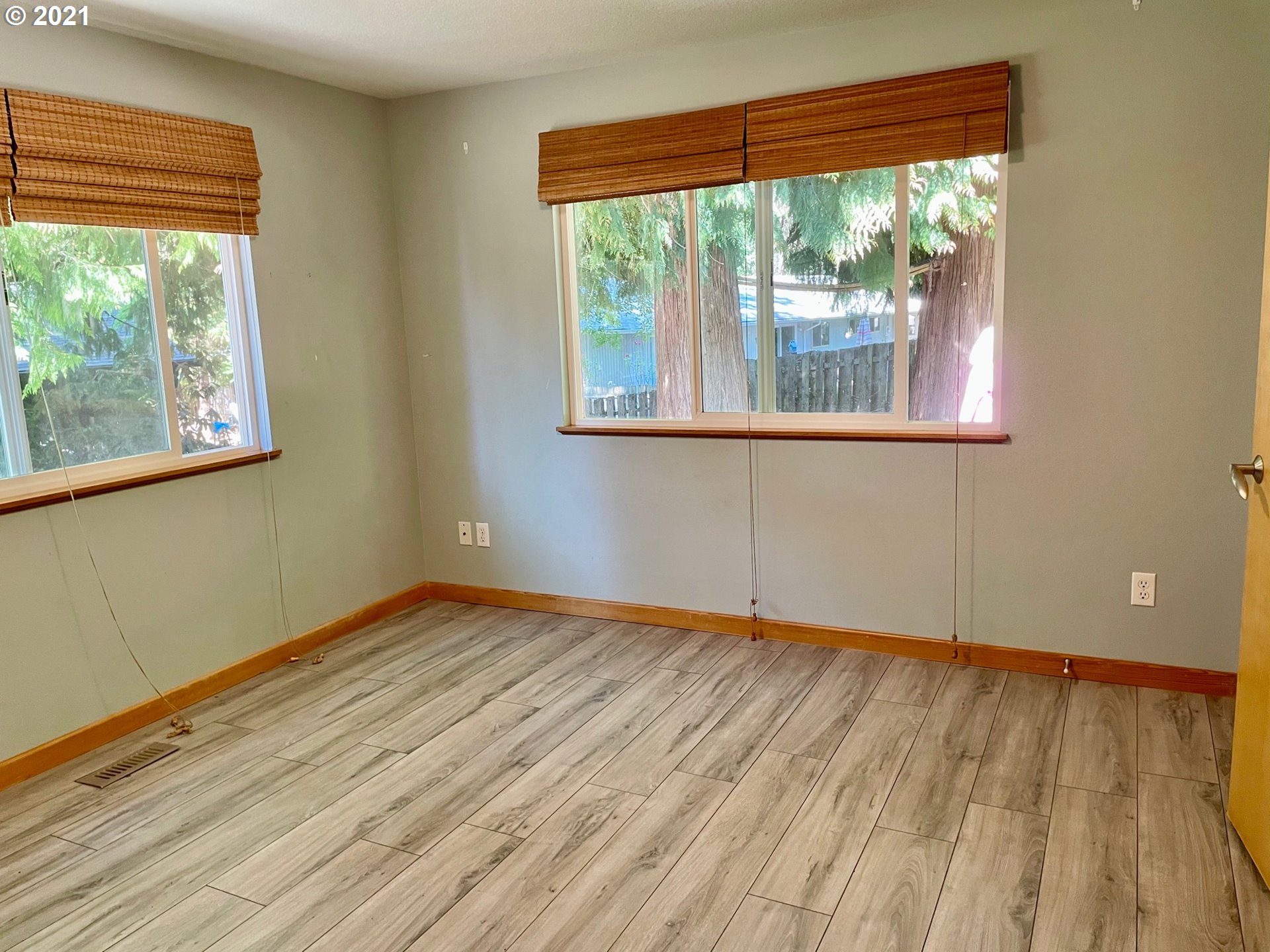 4926 Southwest Maplewood Road Portland, OR 97219 - Photo 12 of 28 Gallery Image 12
