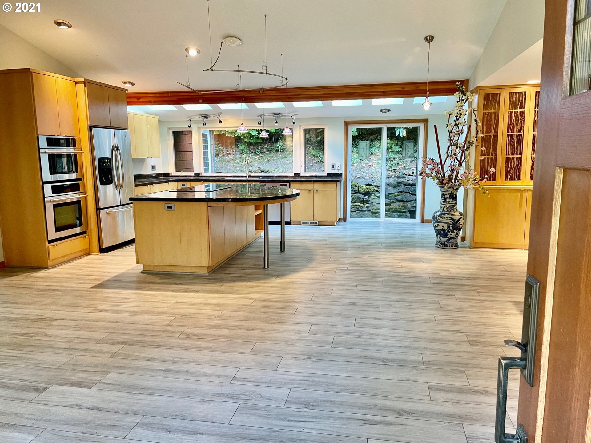 4926 Southwest Maplewood Road Portland, OR 97219 - Photo 5 of 28 Gallery Image 5