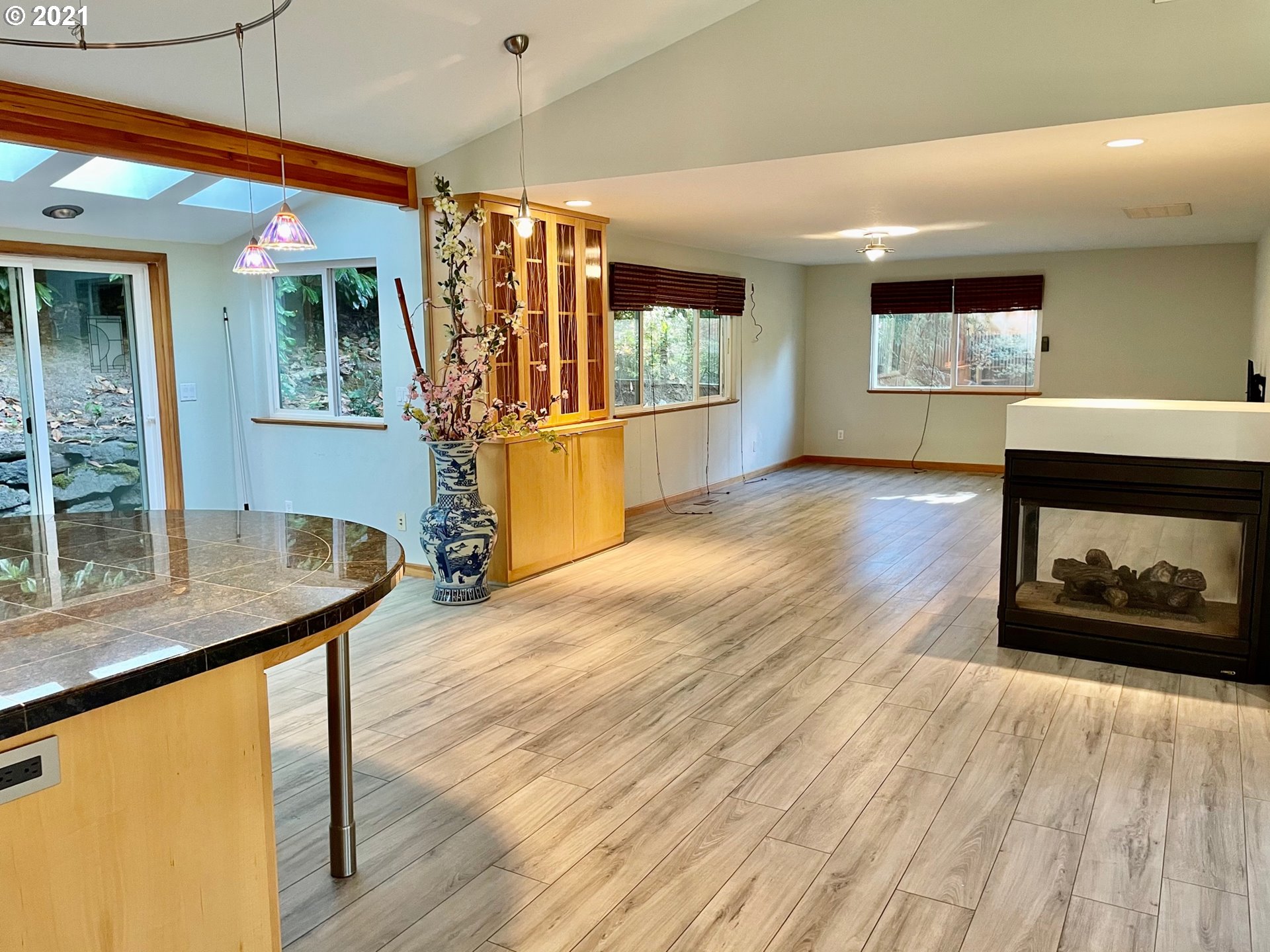 4926 Southwest Maplewood Road Portland, OR 97219 - Photo 7 of 28 Gallery Image 7