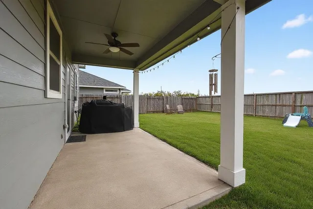 a view of a house with backyard