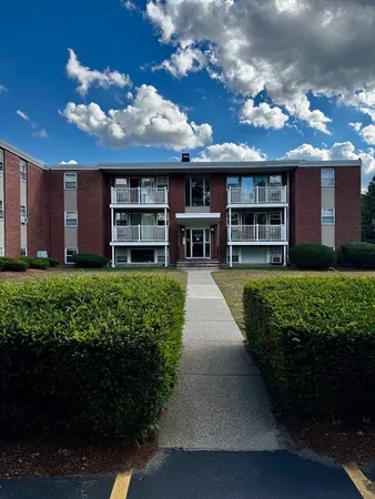 $2,100 | 30 Worthen Street, Unit C2, Chelmsford, MA 01824