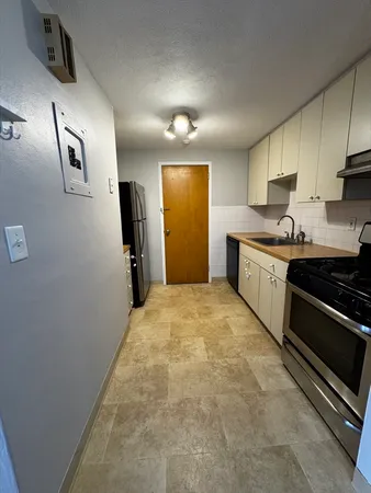 $2,100 | 30 Worthen Street, Unit C2, Chelmsford, MA 01824