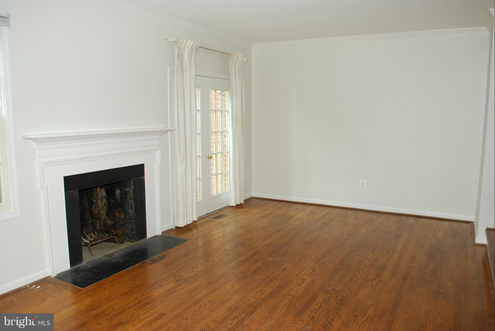 4608 4th Road North Arlington, VA 22203 - Photo 7 of 19 Living Room