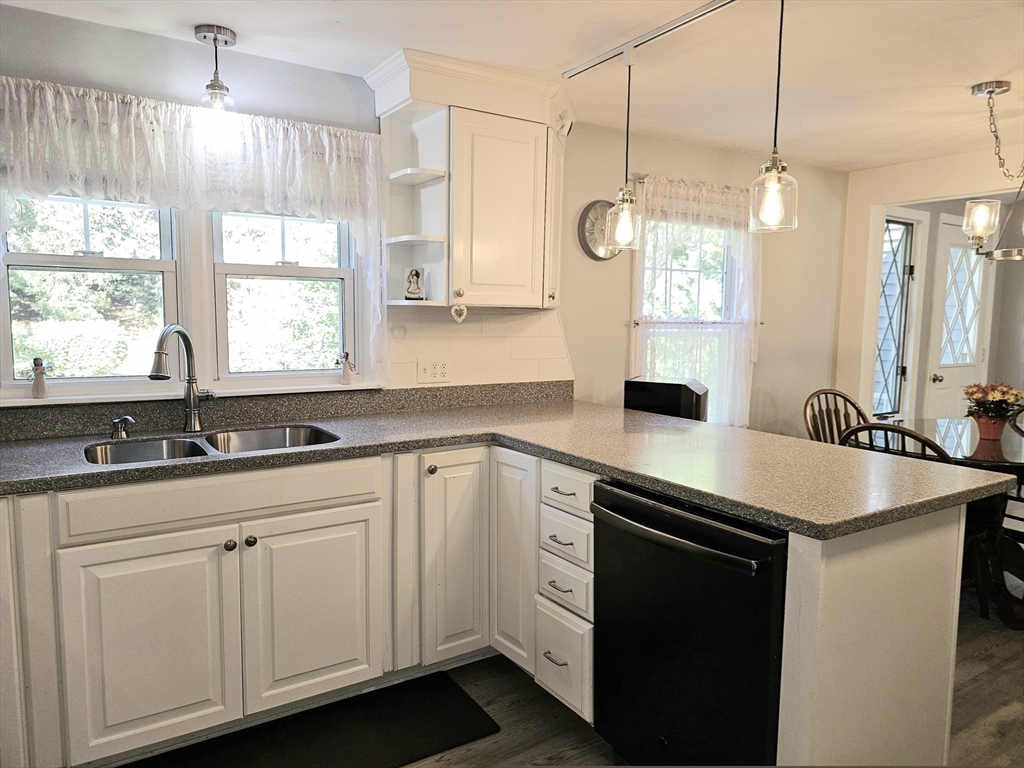 232 Cady Street Ludlow, MA 01056 - Photo 9 of 34