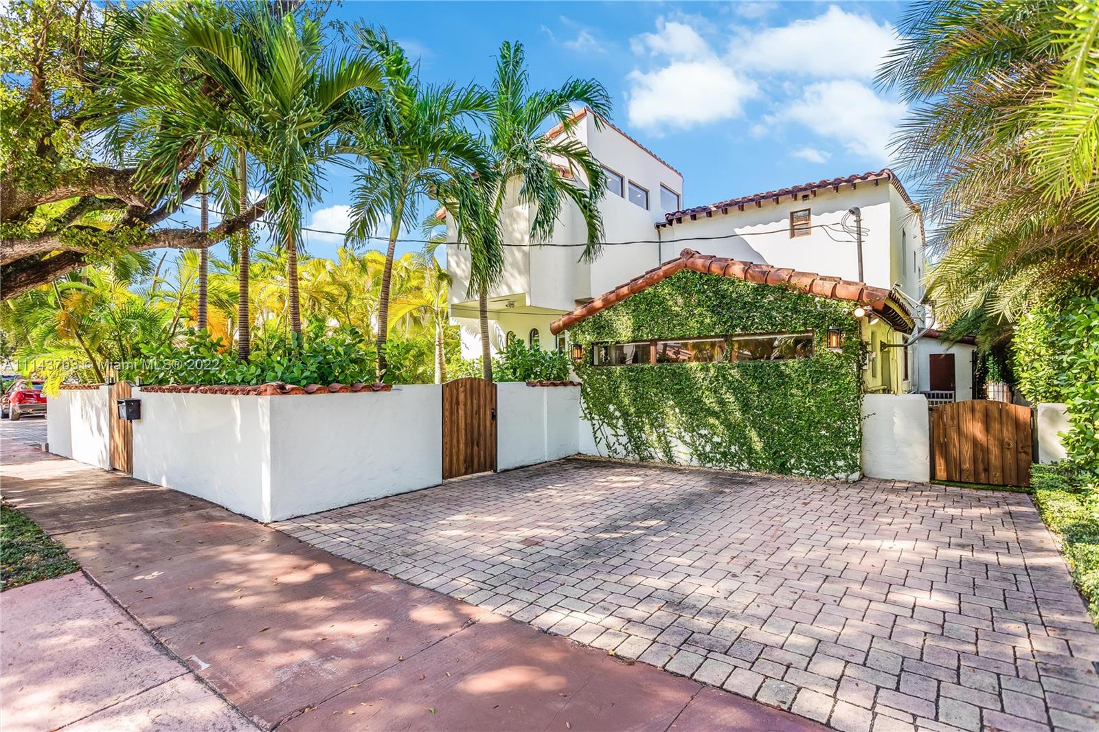 4422 Alton Road Miami Beach, FL 33140 - Photo 35 of 37 a view of a backyard