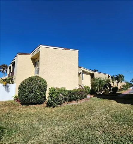 a view of a back yard