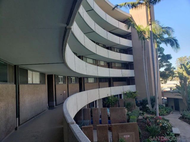 a view of entryway with a front door