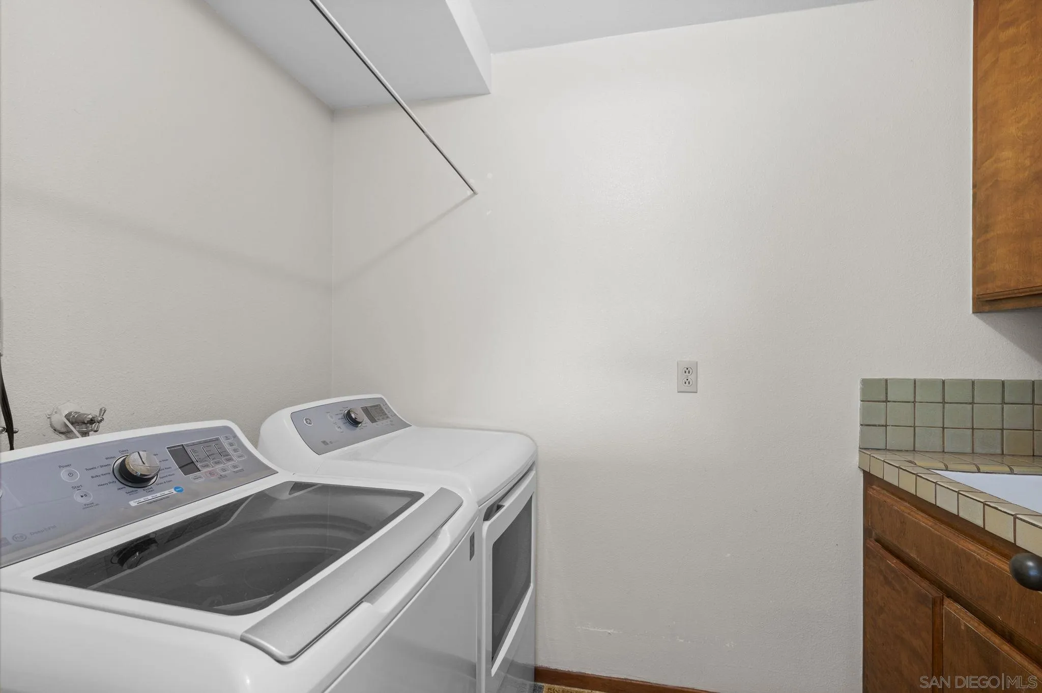 2029 Del Mar Heights Road Del Mar, CA 92014 - Photo 25 of 51 a utility room with dryer and washer