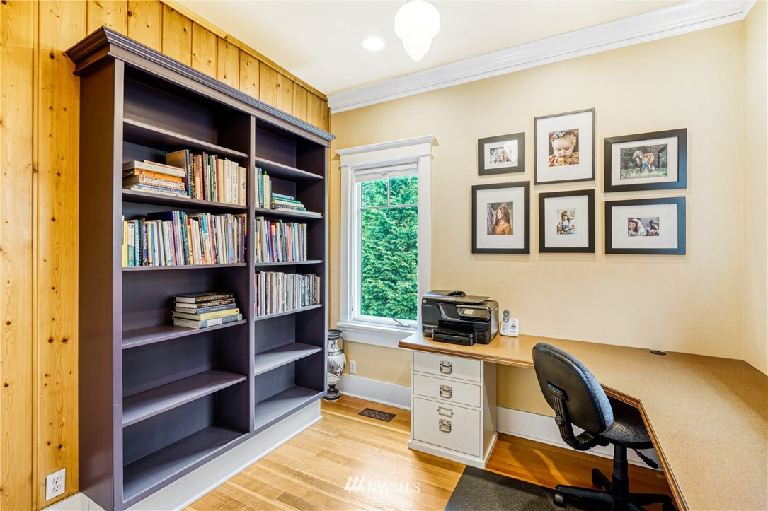 415 5th Street Anacortes, WA 98221 - Photo 20 of 38 a workspace with furniture