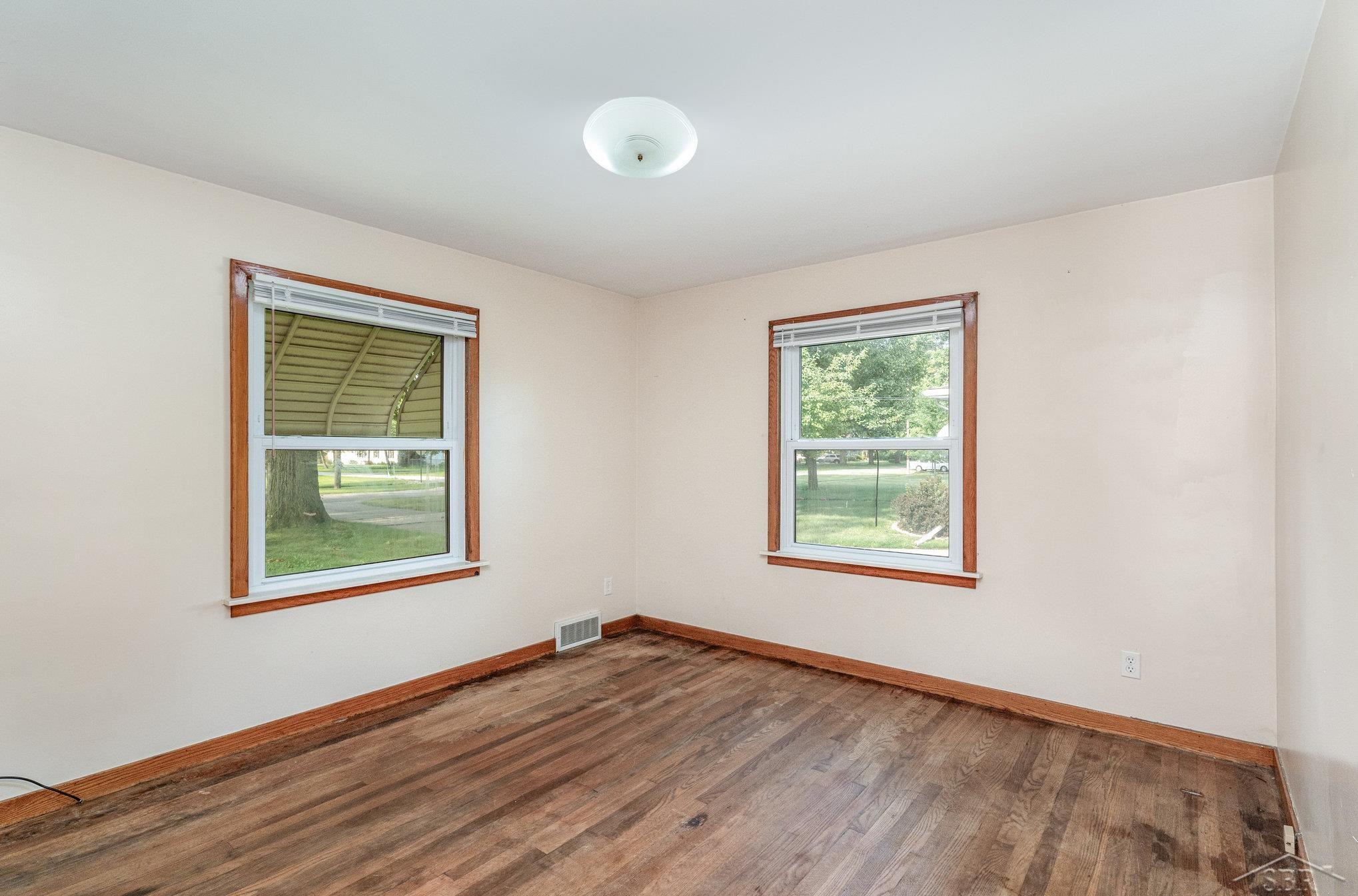 516 Shepard Street Saginaw, MI 48604 - Photo 8 of 20 50183496-d7043580-d618-40aa-af71-cf5382455d58.JPG