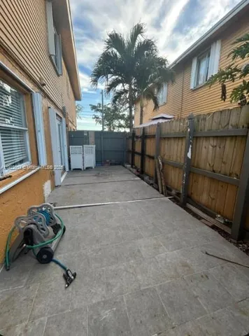 a view of a backyard