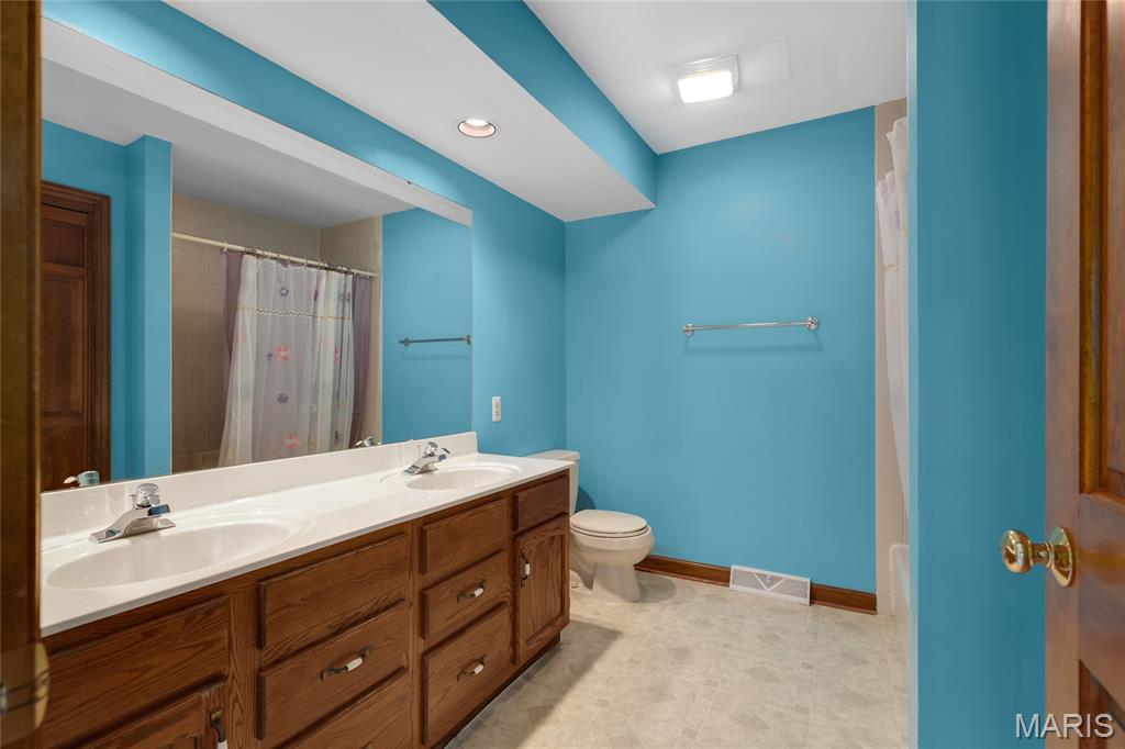 17106 Chaise Ridge Road Chesterfield, MO 63005 - Photo 28 of 50