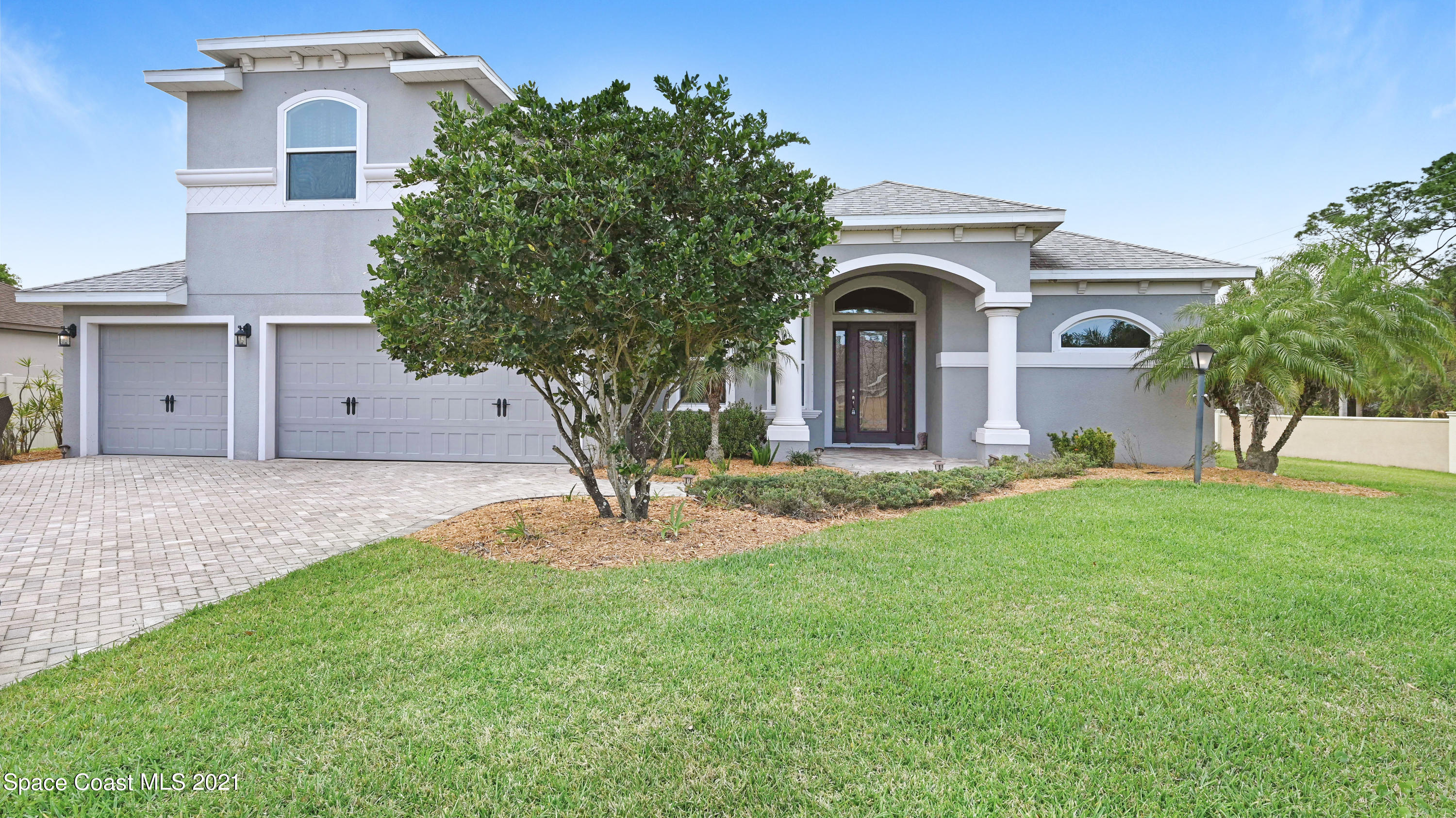4108 Anlow Road Melbourne, FL 32904 - Photo 14 of 56 a front view of a house with garden