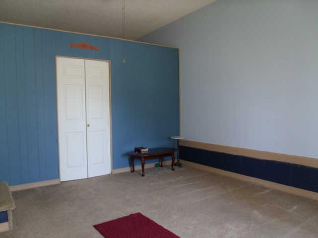 931 Shelly Road Decherd, TN 37324 - Photo 8 of 13 a livingroom with a bench