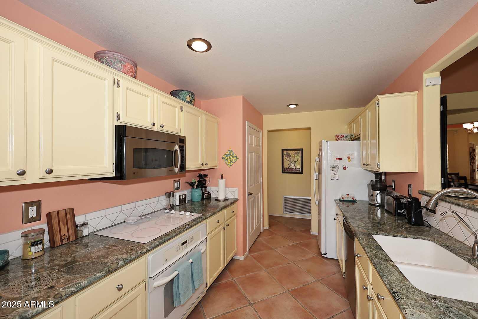 359 West Brisa Drive Gilbert, AZ 85233 - Photo 13 of 46 Kitchen4