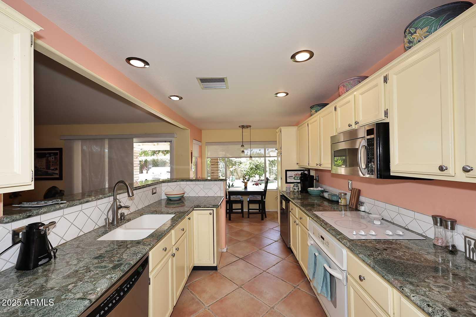 359 West Brisa Drive Gilbert, AZ 85233 - Photo 14 of 46 Kitchen2