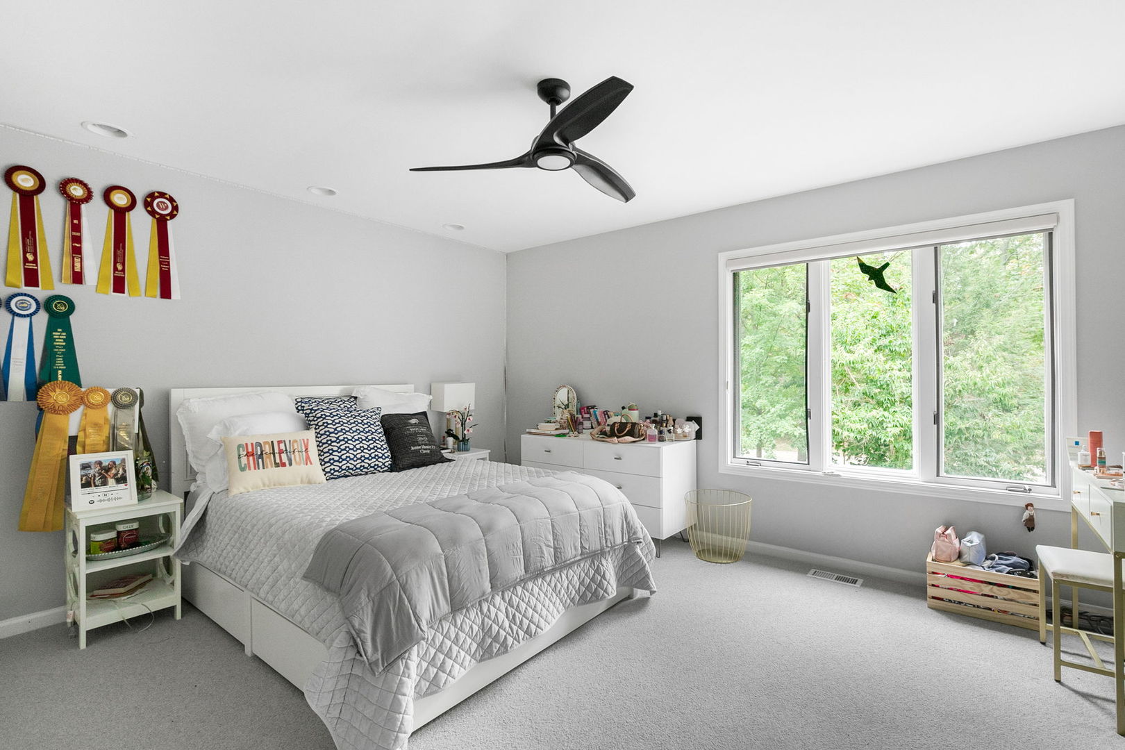55 Trowbridge Circle Lake Bluff, IL 60044 - Photo 22 of 31 a spacious bedroom with a bed and a window