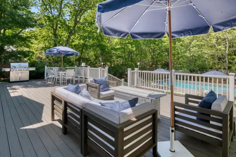 45 Wooded Oak Lane, East Hampton, NY 11937