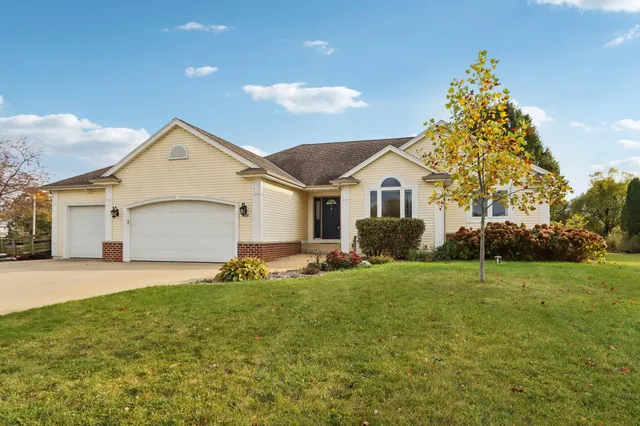 $574,900 | 6802 Sandy Lane, Waterford, WI 53185