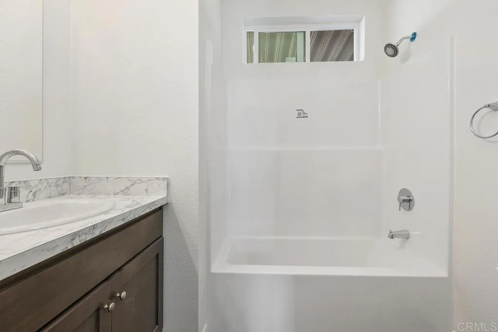 1638 Calavo Road, Unit 43 Fallbrook, CA 92028 - Photo 21 of 29 Guest Bath with Tub