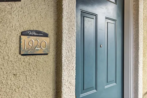 a sign that is on the wall of a bathroom