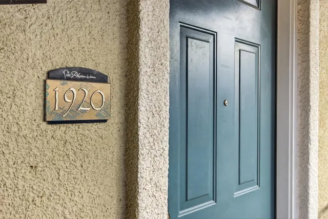 a sign that is on the wall of a bathroom