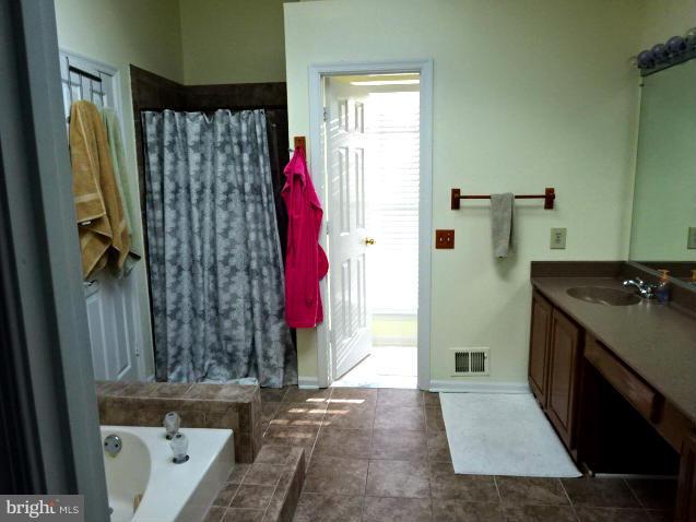 8561 Yoder Street Manassas, VA 20110 - Photo 17 of 25 Bath (Master)