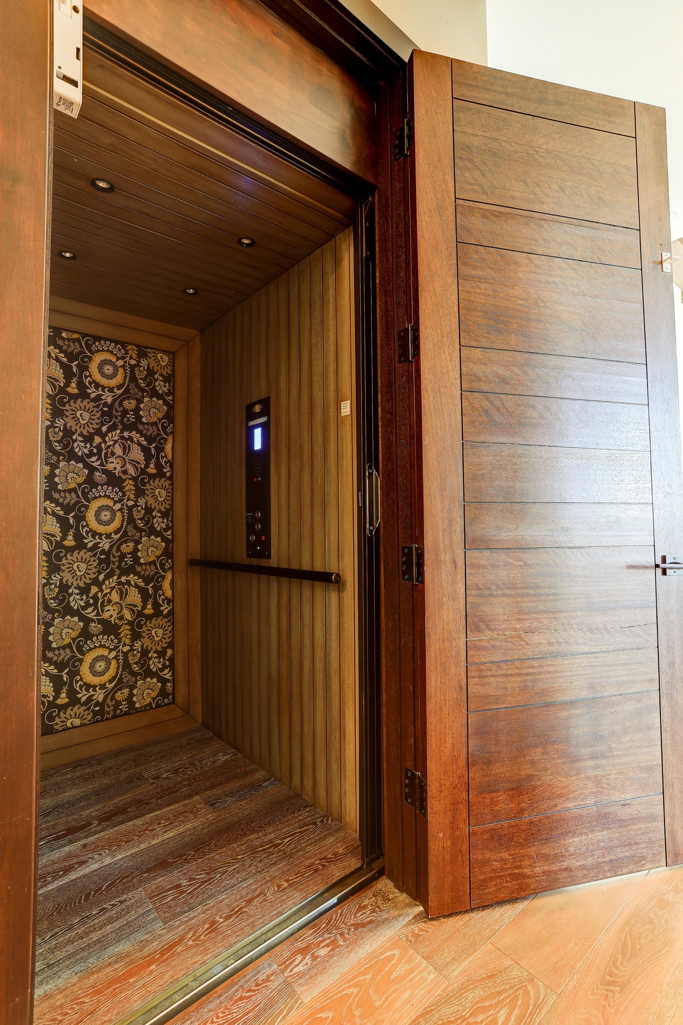 20970 Sholes Road Bend, OR 97702 - Photo 23 of 41 Private Elevator