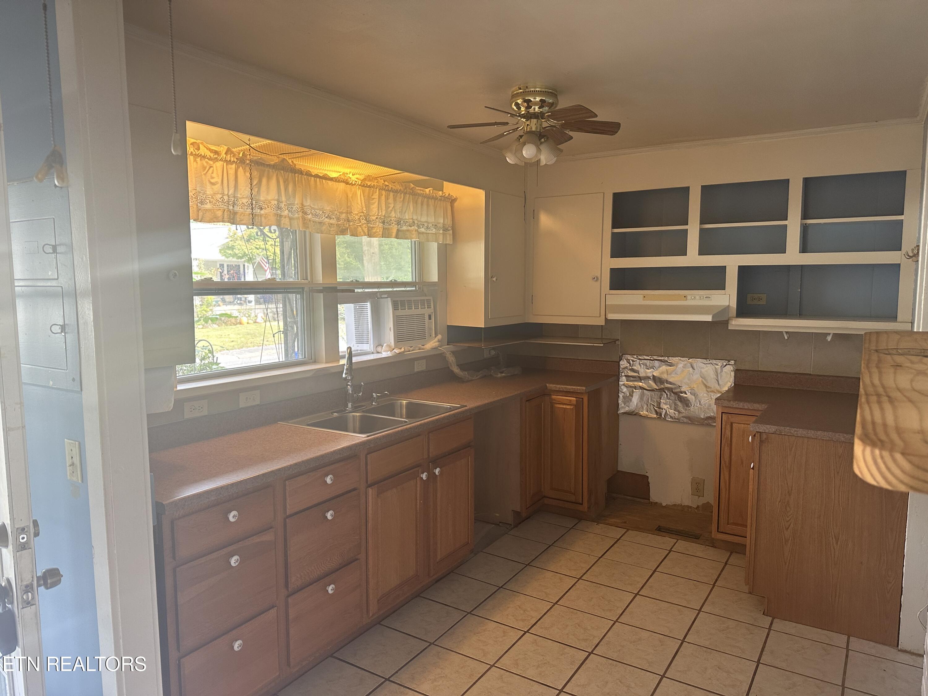 123 West Newkirk Lane Oak Ridge, TN 37830 - Photo 3 of 15 IMG_2247