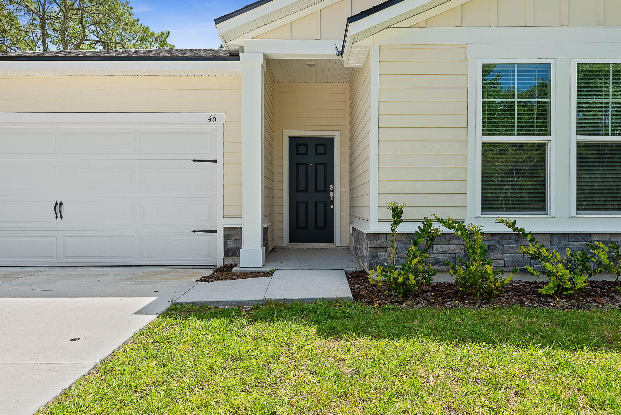 46 Poplar Drive Palm Coast, FL 32164 - Photo 5 of 59 a front view of a house with garden