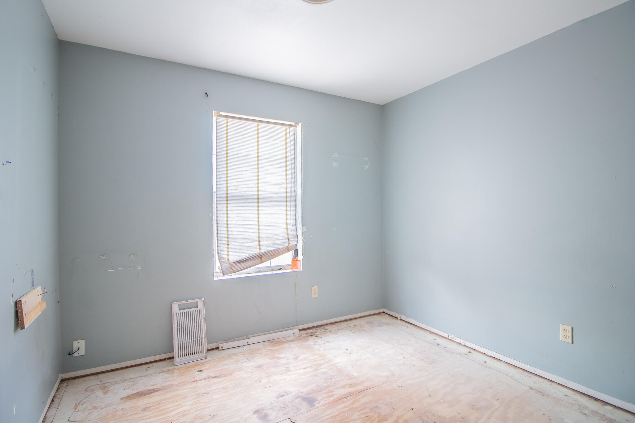 1355 South 3rd Street Slaton, TX 79364 - Photo 11 of 14 an empty room with a window