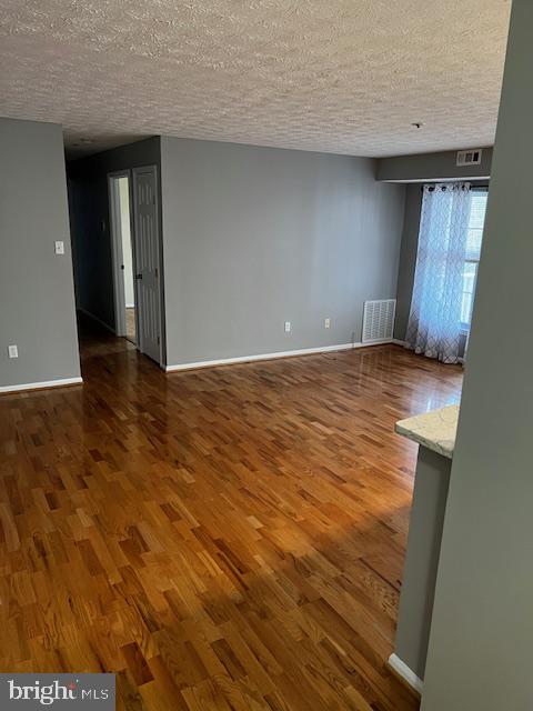 811 Deering Road, Unit 7F Pasadena, MD 21122 - Photo 4 of 19 Spacious, sunlit living area awaits.