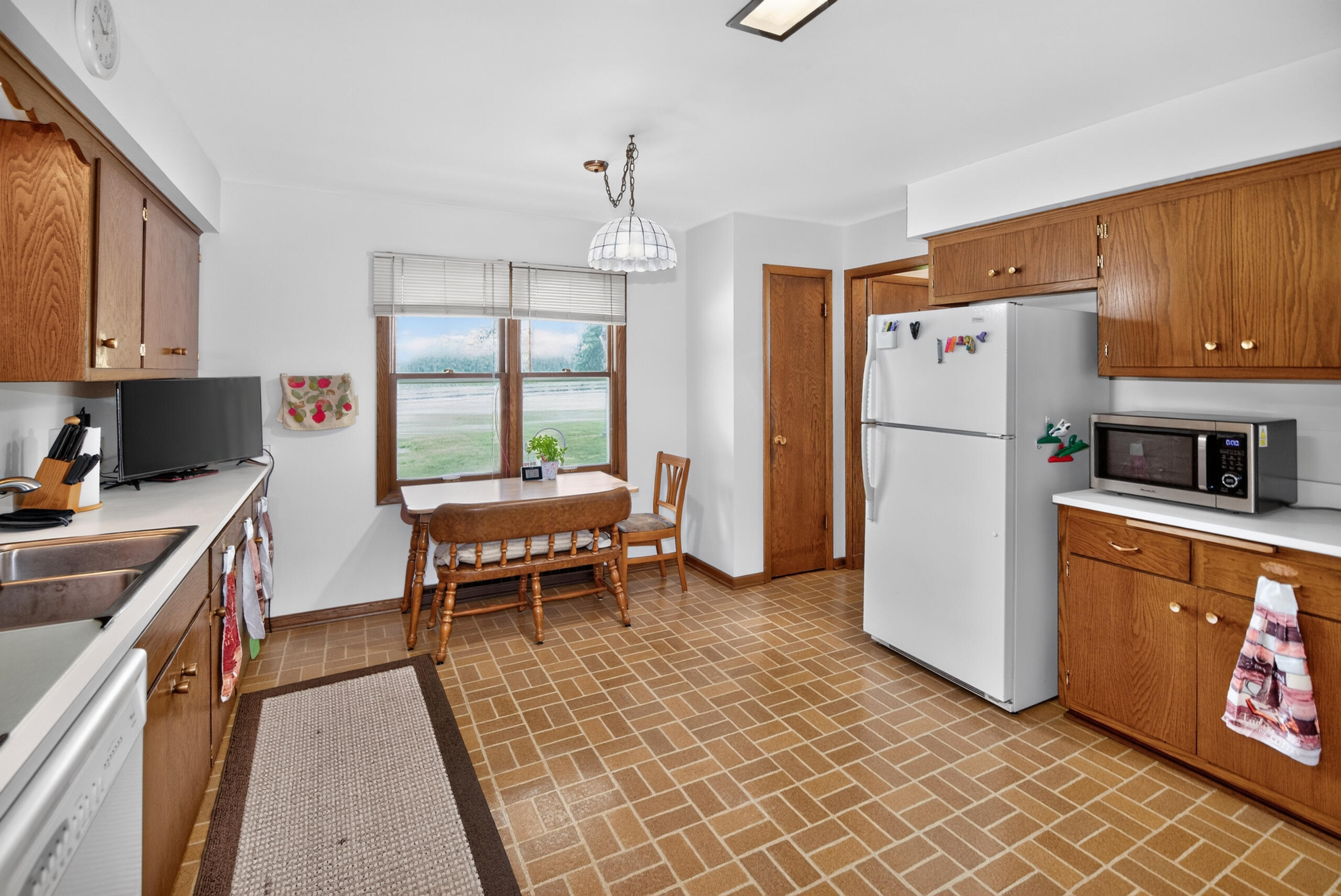 3174 Division Road Jackson, WI 53037 - Photo 12 of 47 Kitchen