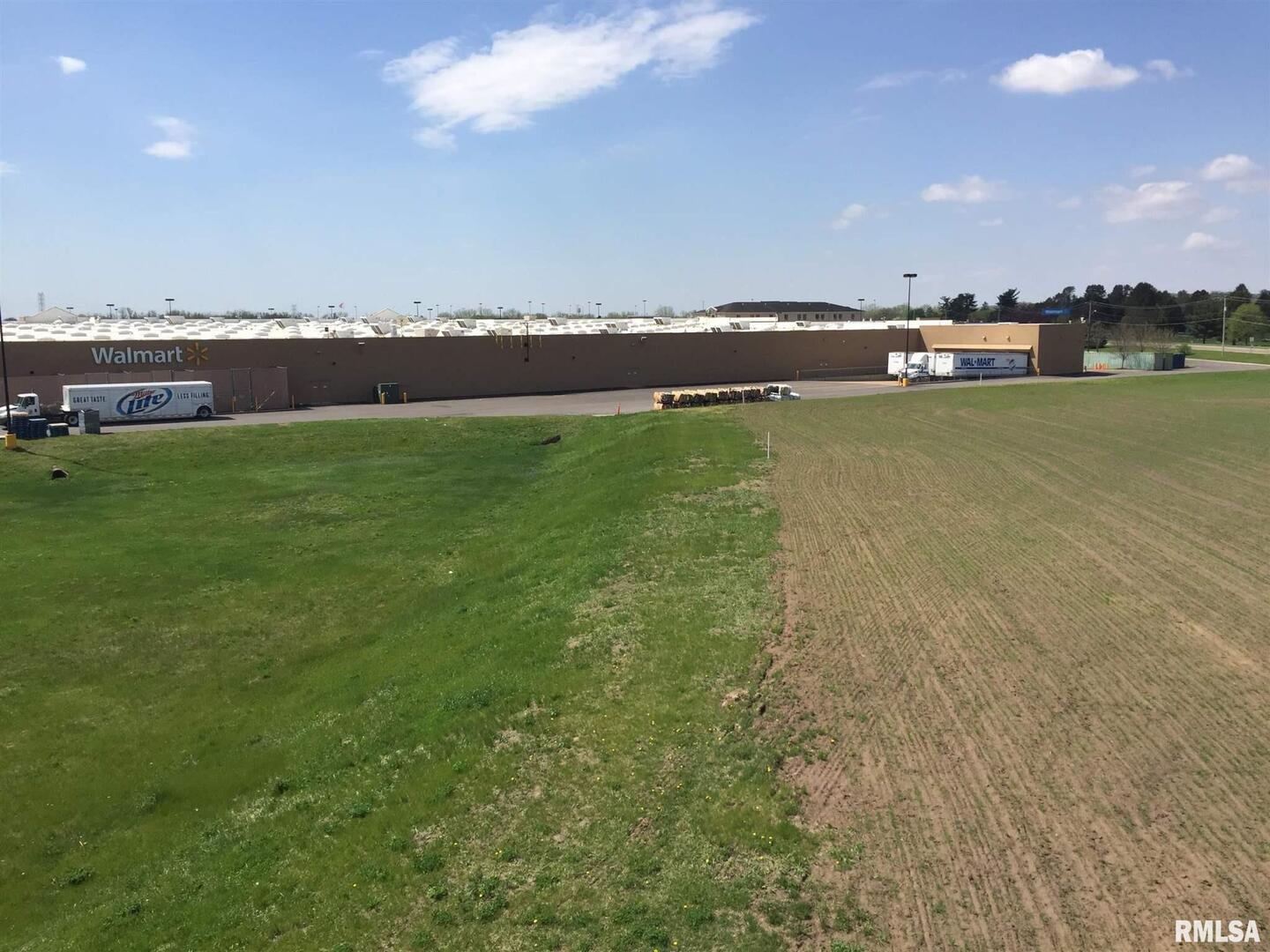 2439 Valley W Court Clinton, IA 52732 - Photo 8 of 12 a view of an ocean and city
