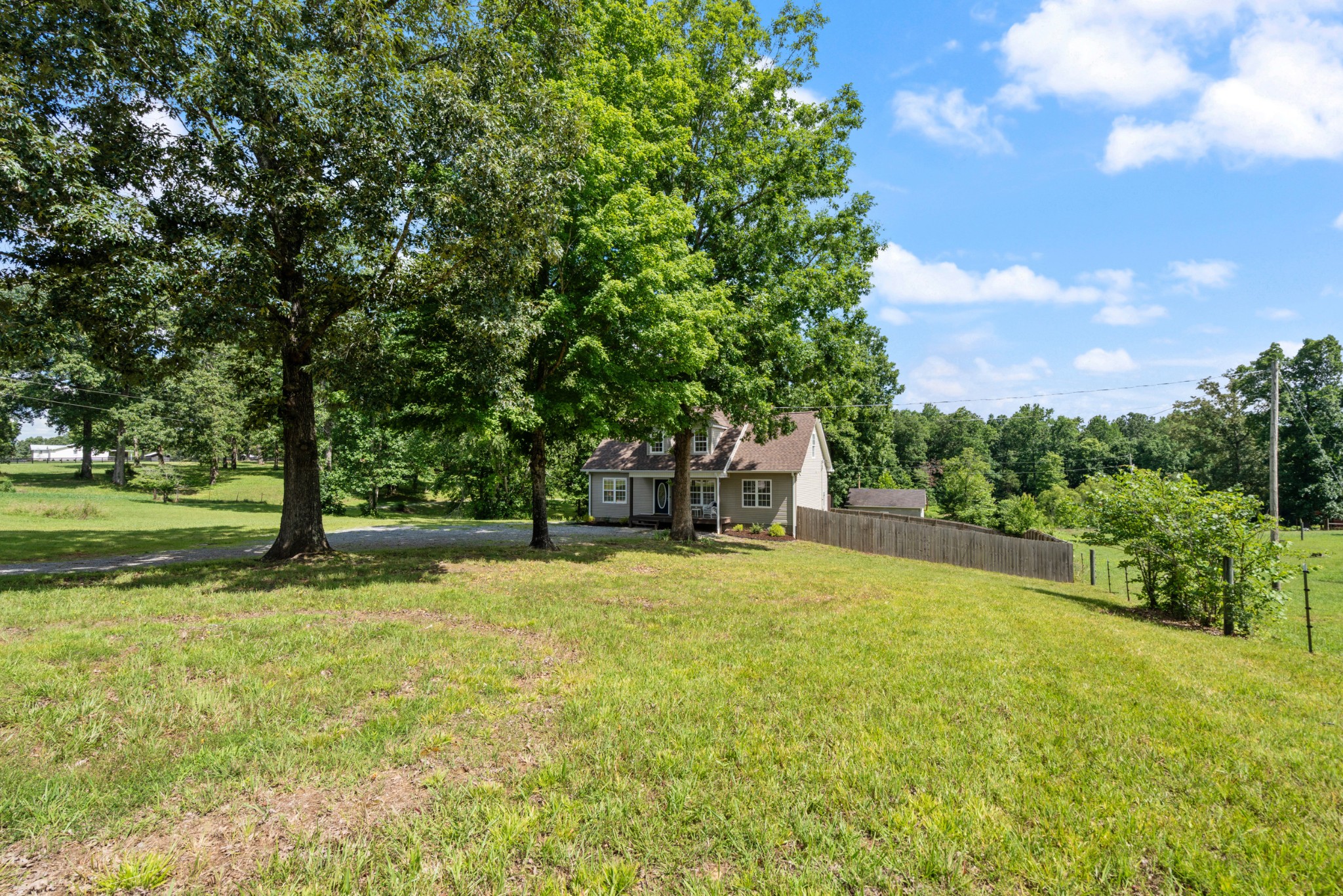 1099 Old County House Road Charlotte, TN 37036 - Photo 4 of 47