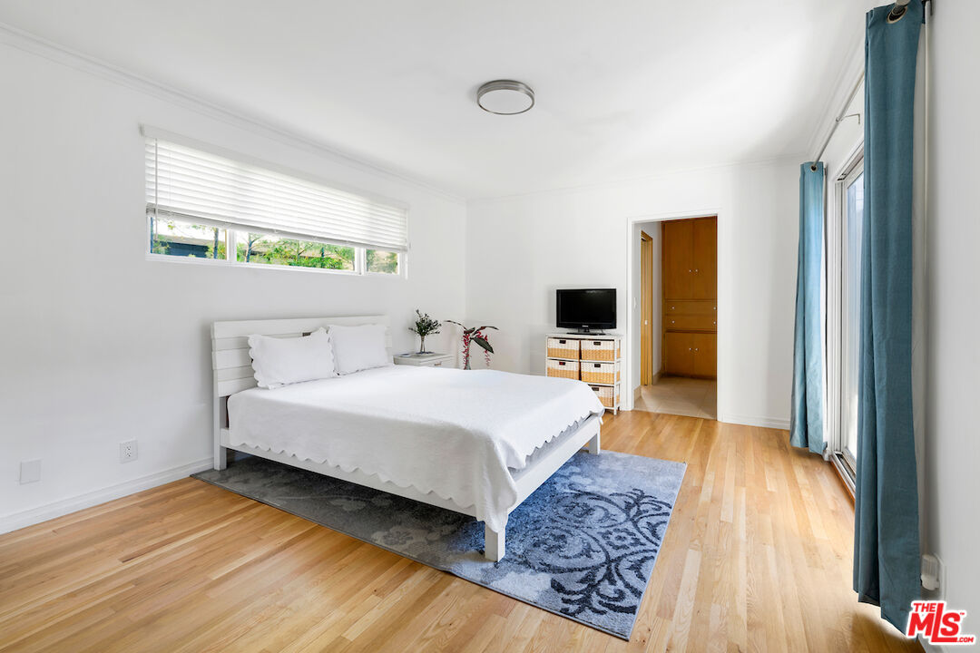 3381 Colbert Avenue Los Angeles, CA 90066 - Photo 17 of 24 a bedroom with a bed and a flat screen tv