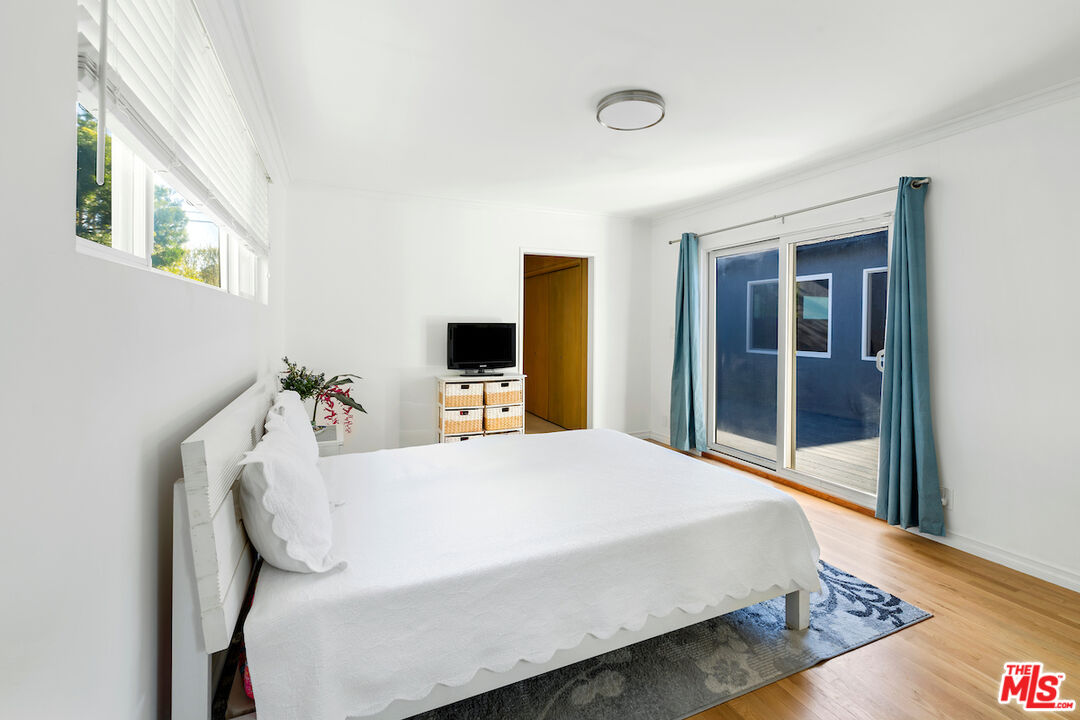 3381 Colbert Avenue Los Angeles, CA 90066 - Photo 18 of 24 a bedroom with a bed and a flat tv screen