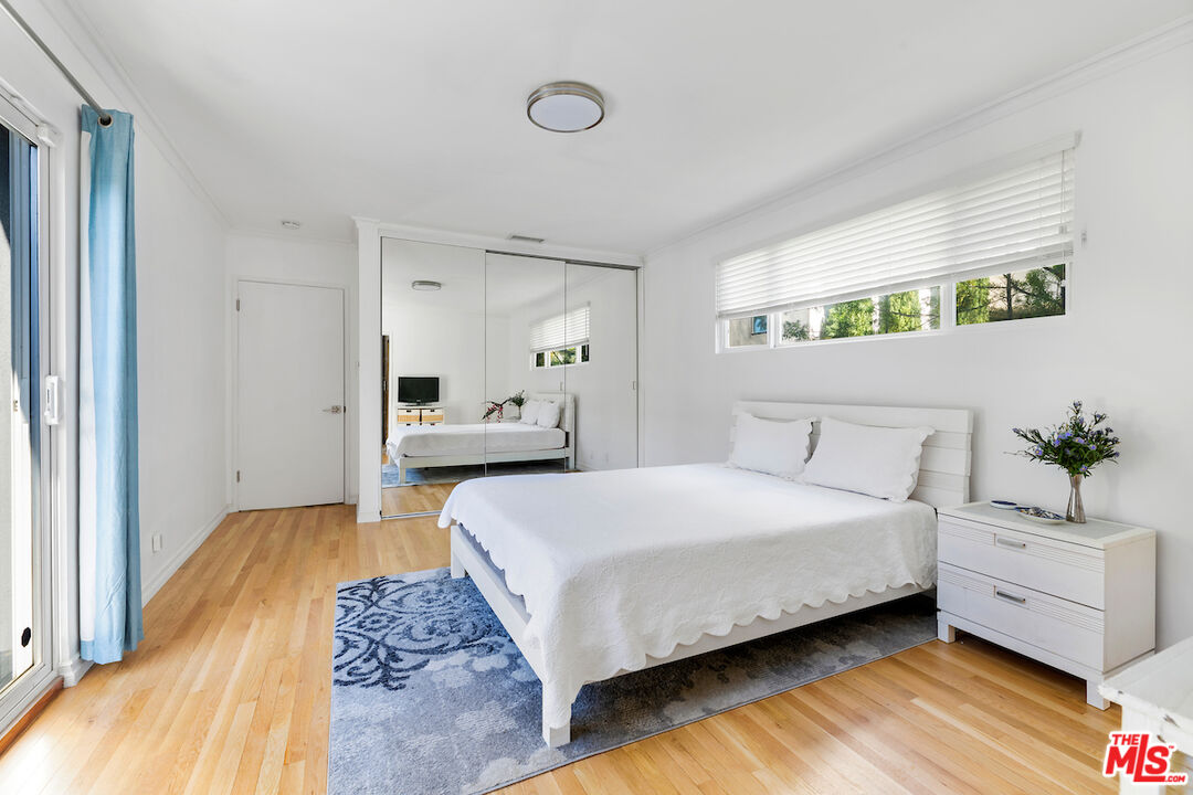 3381 Colbert Avenue Los Angeles, CA 90066 - Photo 19 of 24 a bedroom with a bed and a couch