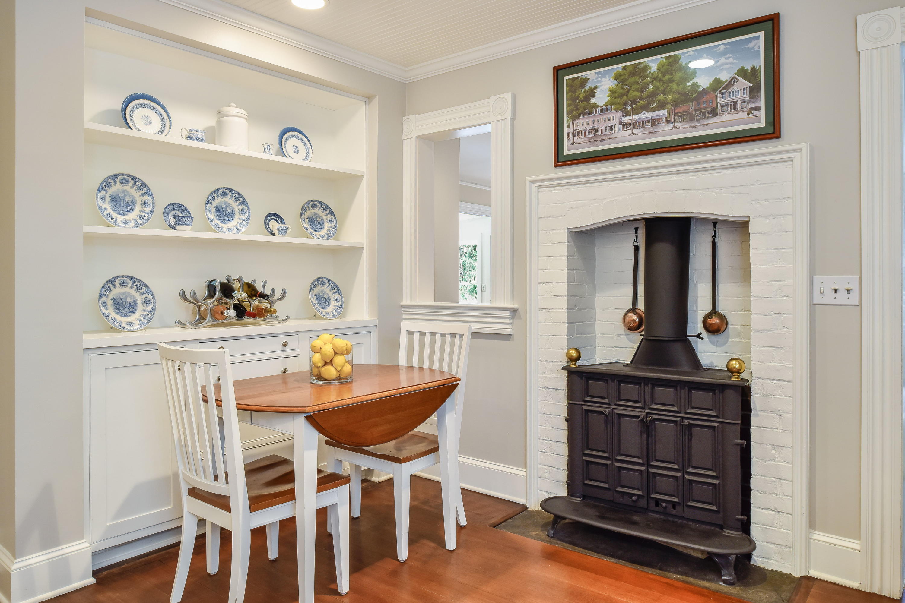 188 Middlesex Road Darien, CT 06820 - Photo 8 of 33 a dining room with furniture and window