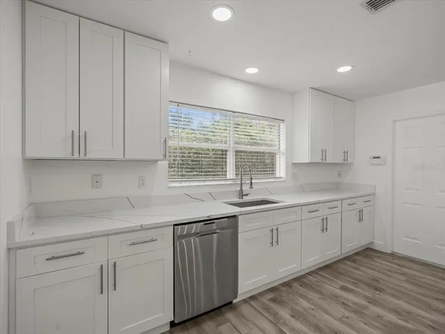 a view of an empty room and a ceiling fan window