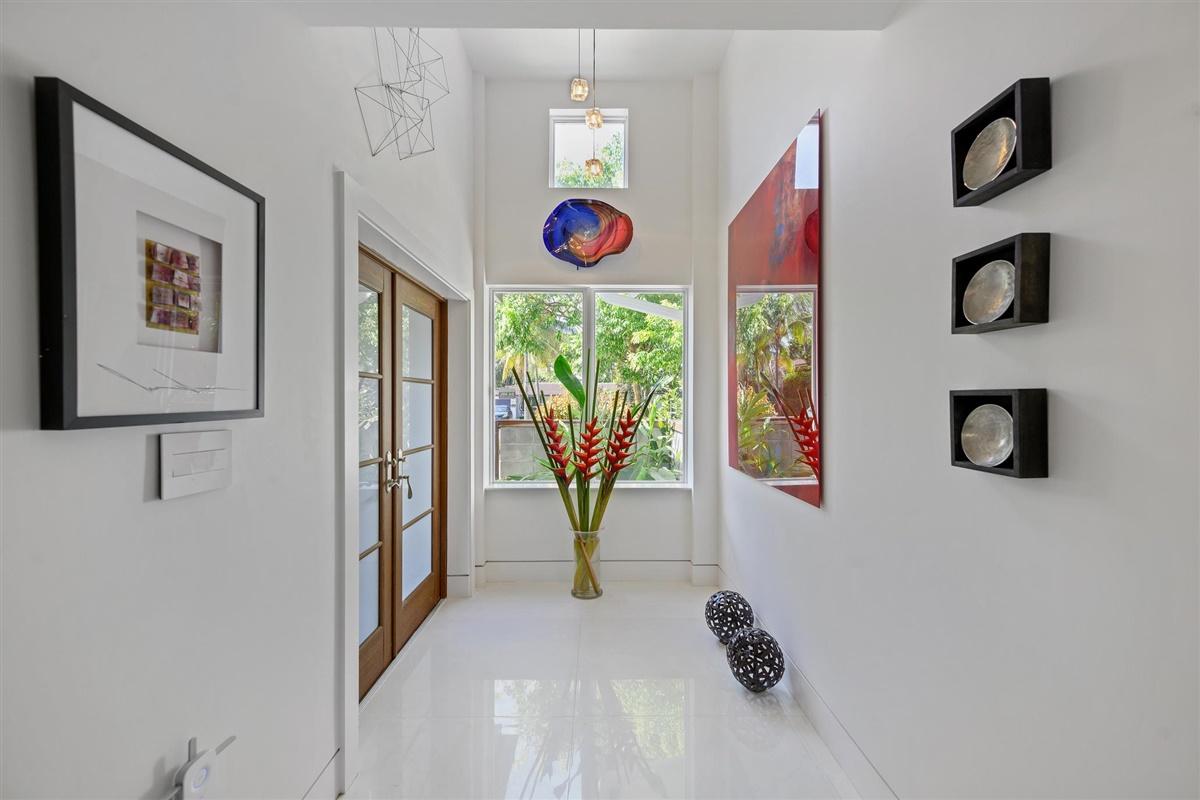 450 Northeast 10th Terrace Boca Raton, FL 33432 - Photo 3 of 25 Entry foyer