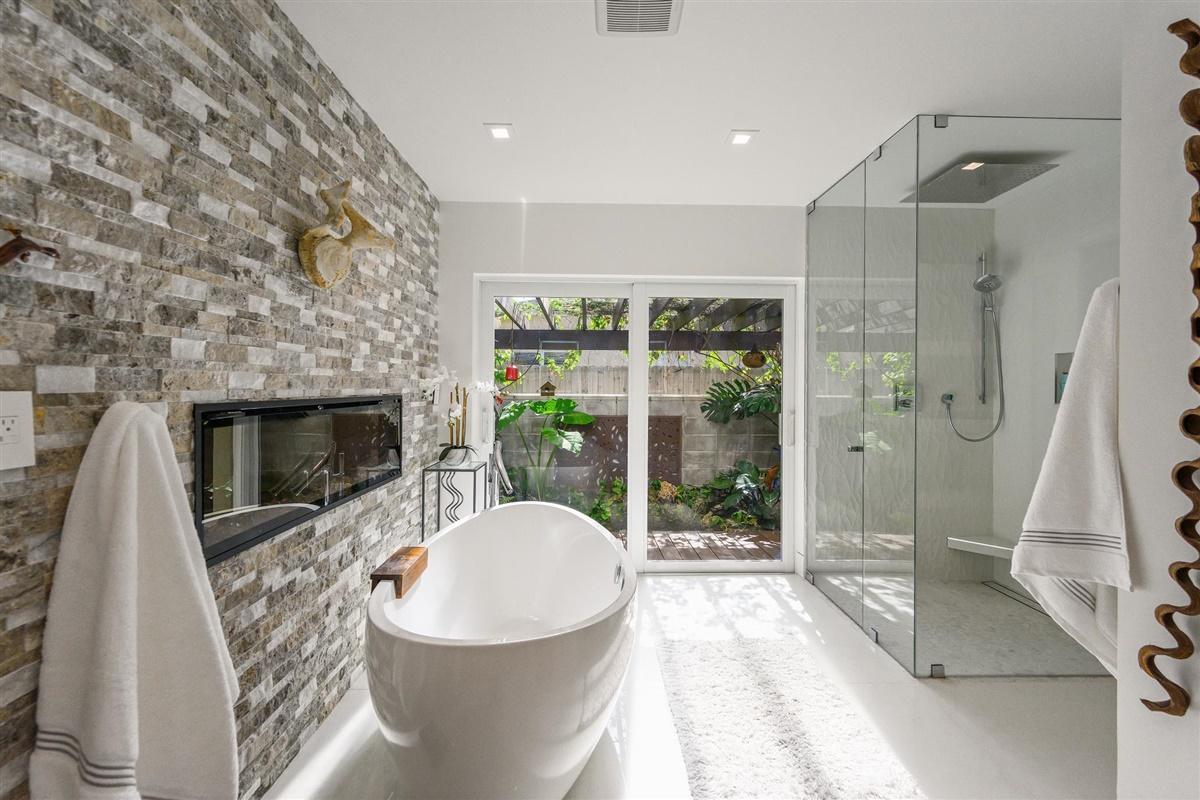 450 Northeast 10th Terrace Boca Raton, FL 33432 - Photo 10 of 25 Master Bath