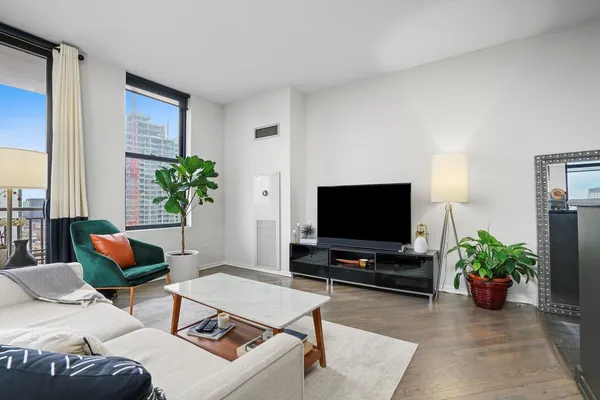 $500,000 | 330 North Jefferson Street, Unit 1805, Chicago, IL 60661