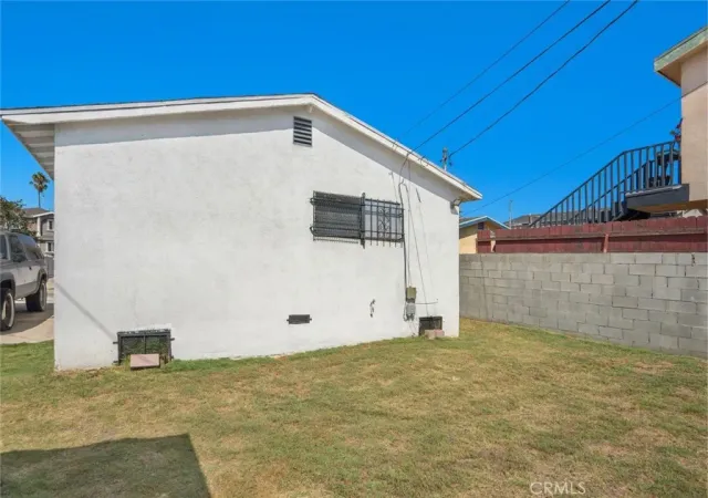 a view of a backyard