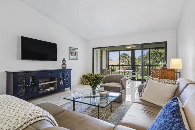 $240,000 | 5121 Oakhill Lane, Unit 423, Delray Beach, FL 33484