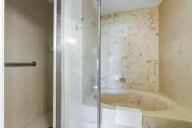 $240,000 | 5121 Oakhill Lane, Unit 423, Delray Beach, FL 33484